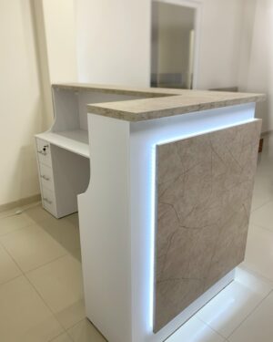 Стильный угловой ресепшен с LED подсветкой и тумбой.