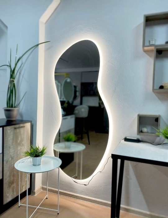 Фигурное зеркало с LED подсветкой